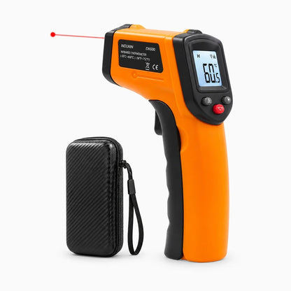 Pistolet thermomètre infrarouge pointant sur huile de friture chaude en cuisine