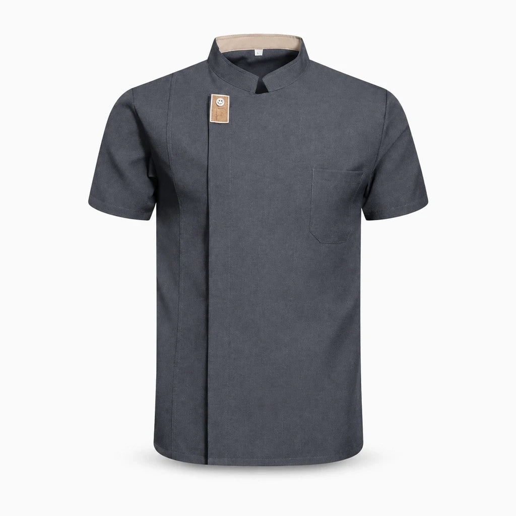 Veste cuisine femme portée en service, tissu léger laissant les bras libres pour la cuisine